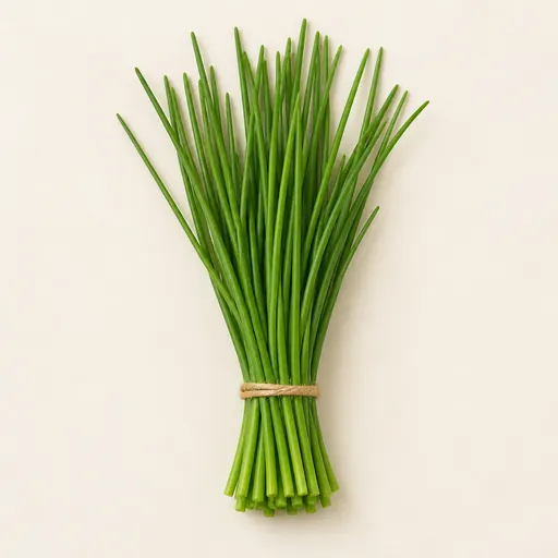 Oignons frits croustillants Quelques brins de ciboulette fraîche cisel